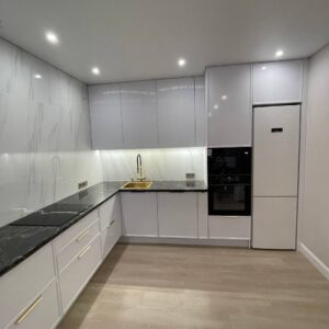 Белый кухонный гарнитур