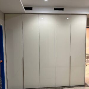 Большой глянцевый шкаф