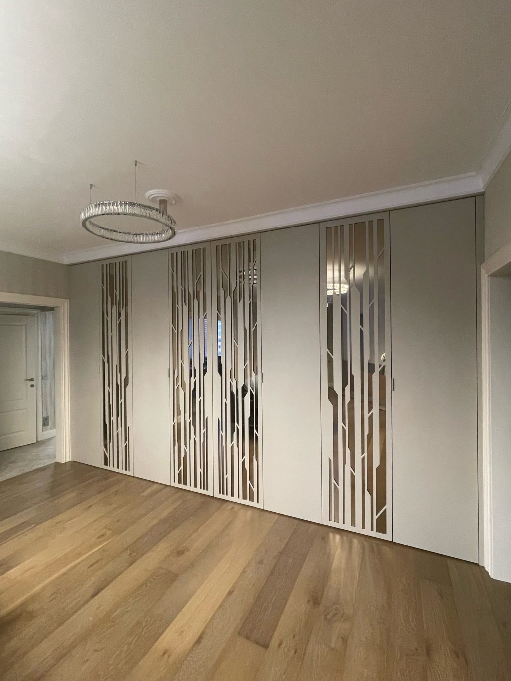 Встроенный шкаф с зеркальными вставками