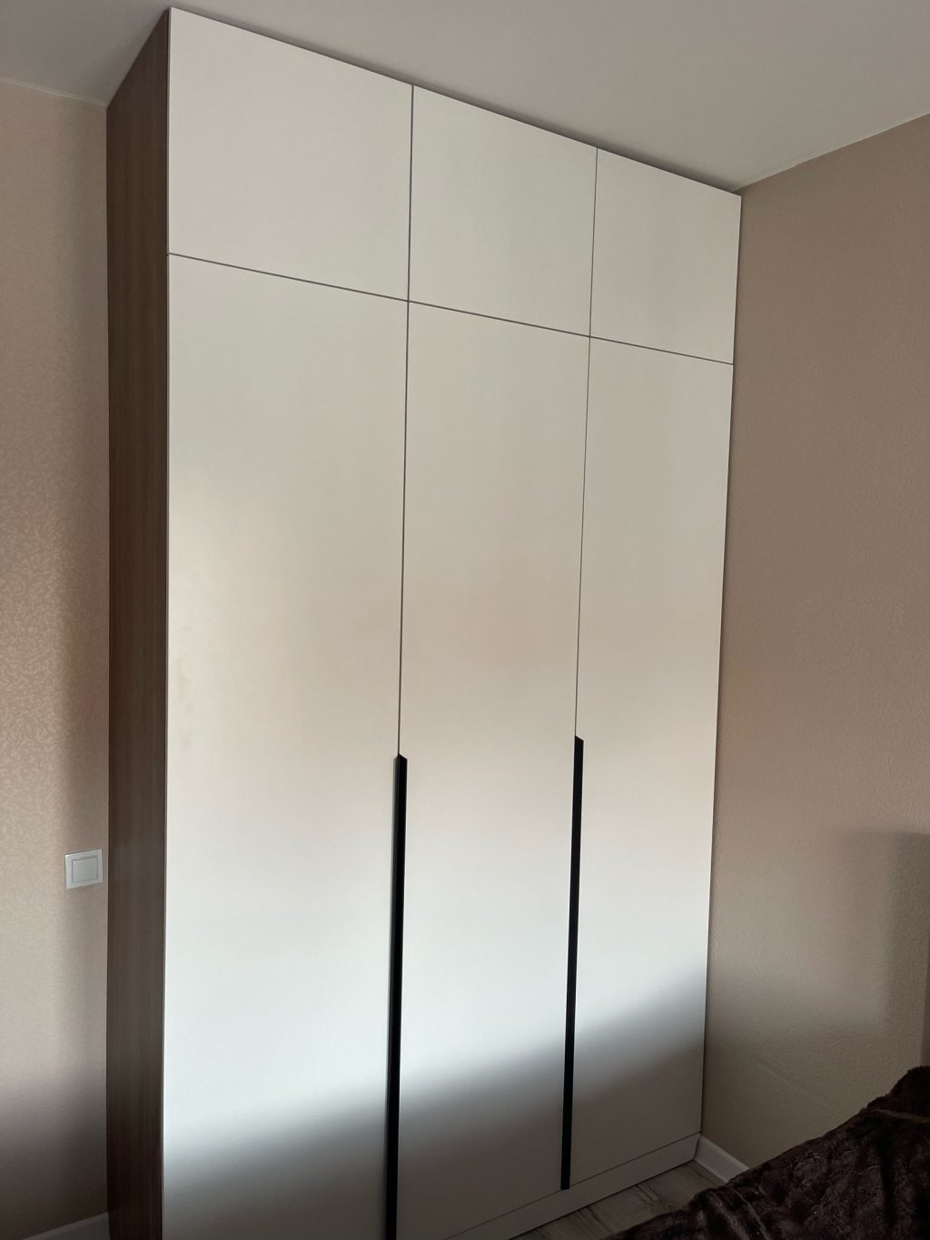 Шкаф белый распашной в прихожую