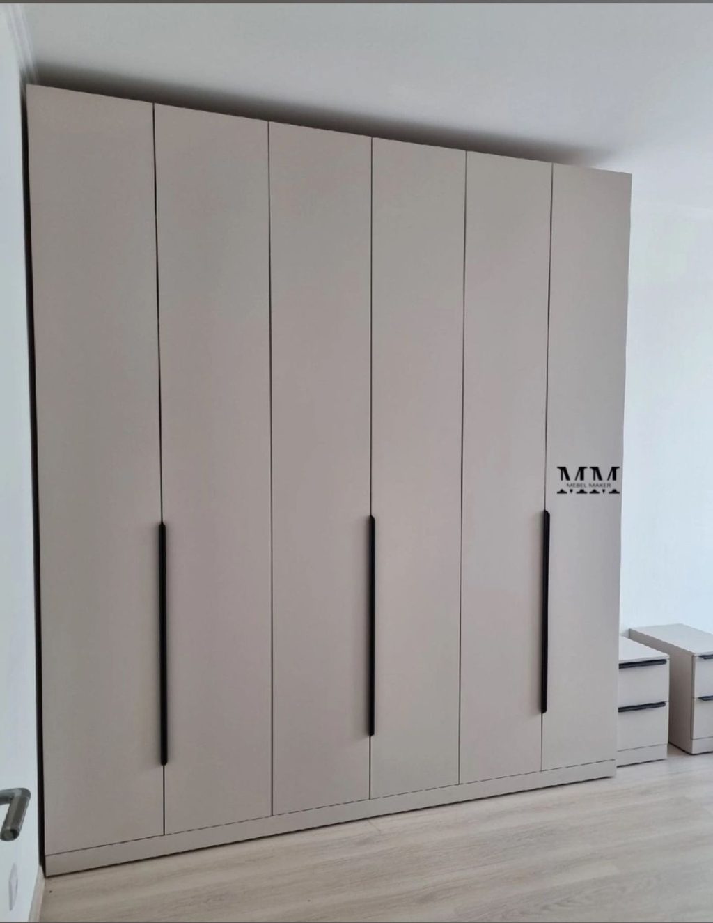 Шкаф распашной