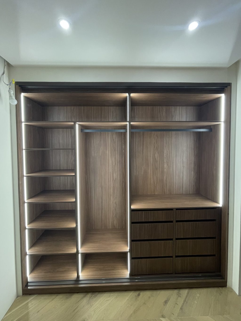 Шкаф-купе с беспрофильной системой