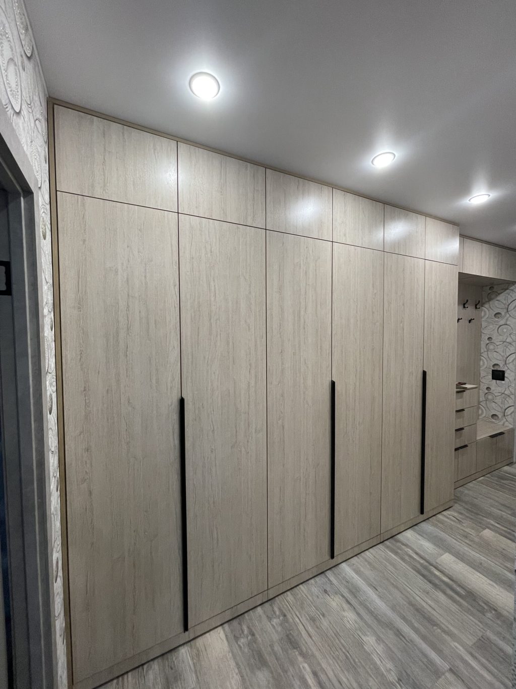 Шкаф распашной в прихожей