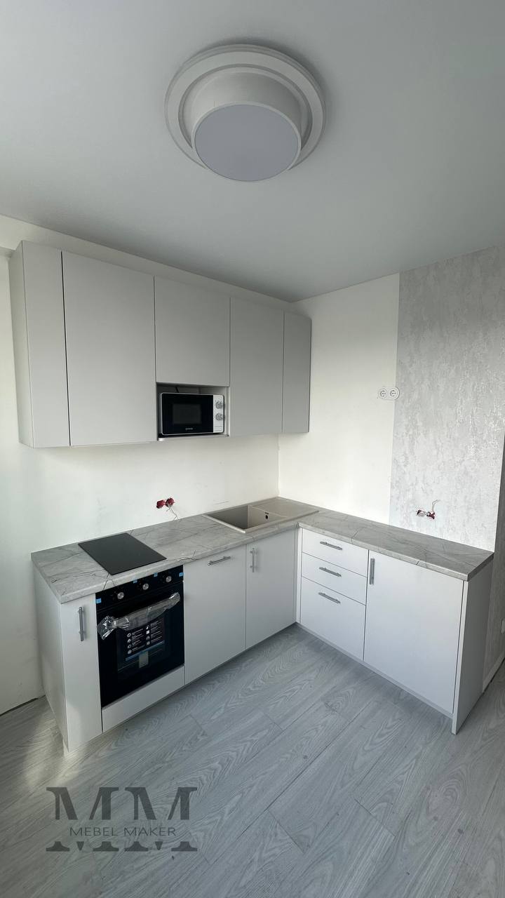 Серая угловая кухня