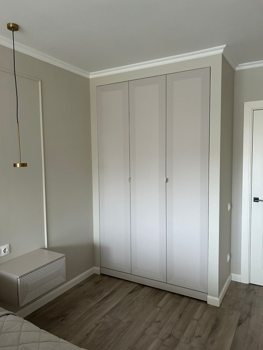 Шкаф с пленочными фрезерованными фасадами