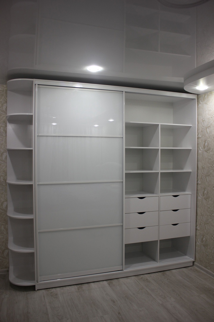 Шкаф-купе с радиусными полками