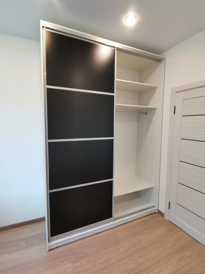 Шкаф-купе с черными фасадами