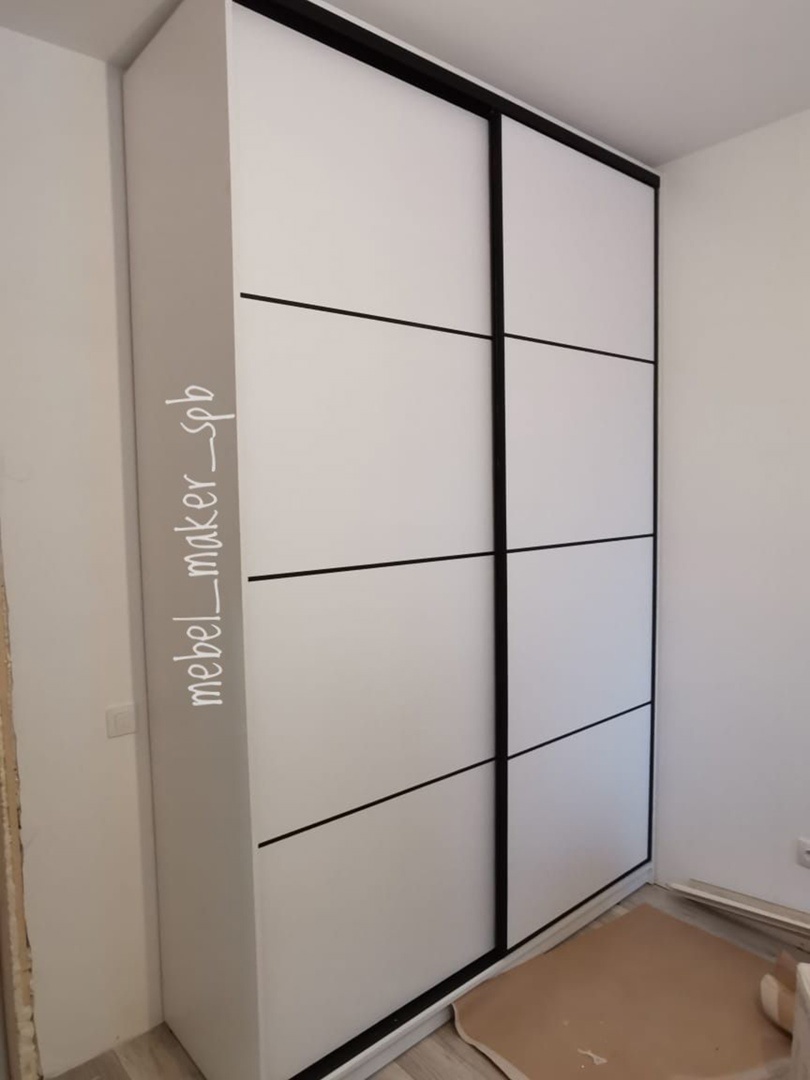 Шкаф-купе с черным профилем и разделителем