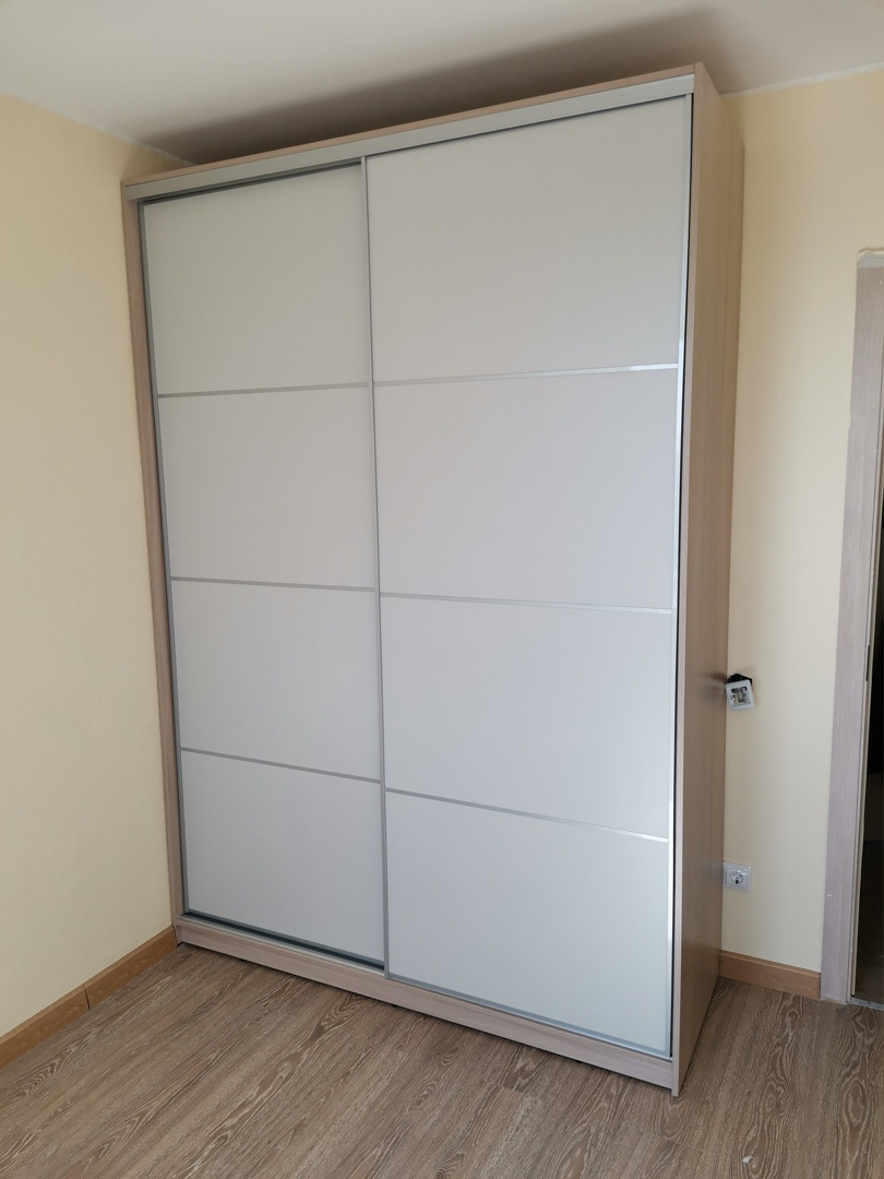 Шкаф-купе с серым делителем