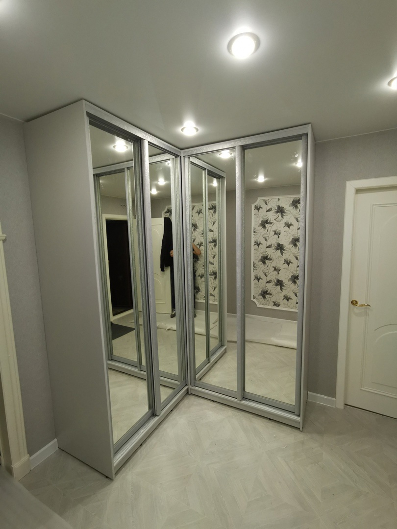 Шкаф-купе угловой зеркальный