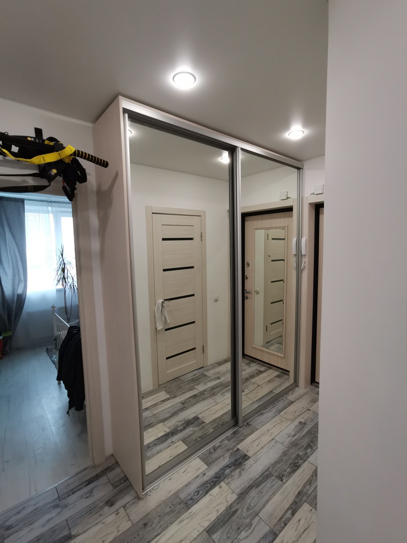 Шкаф-купе в прихожей зеркальный