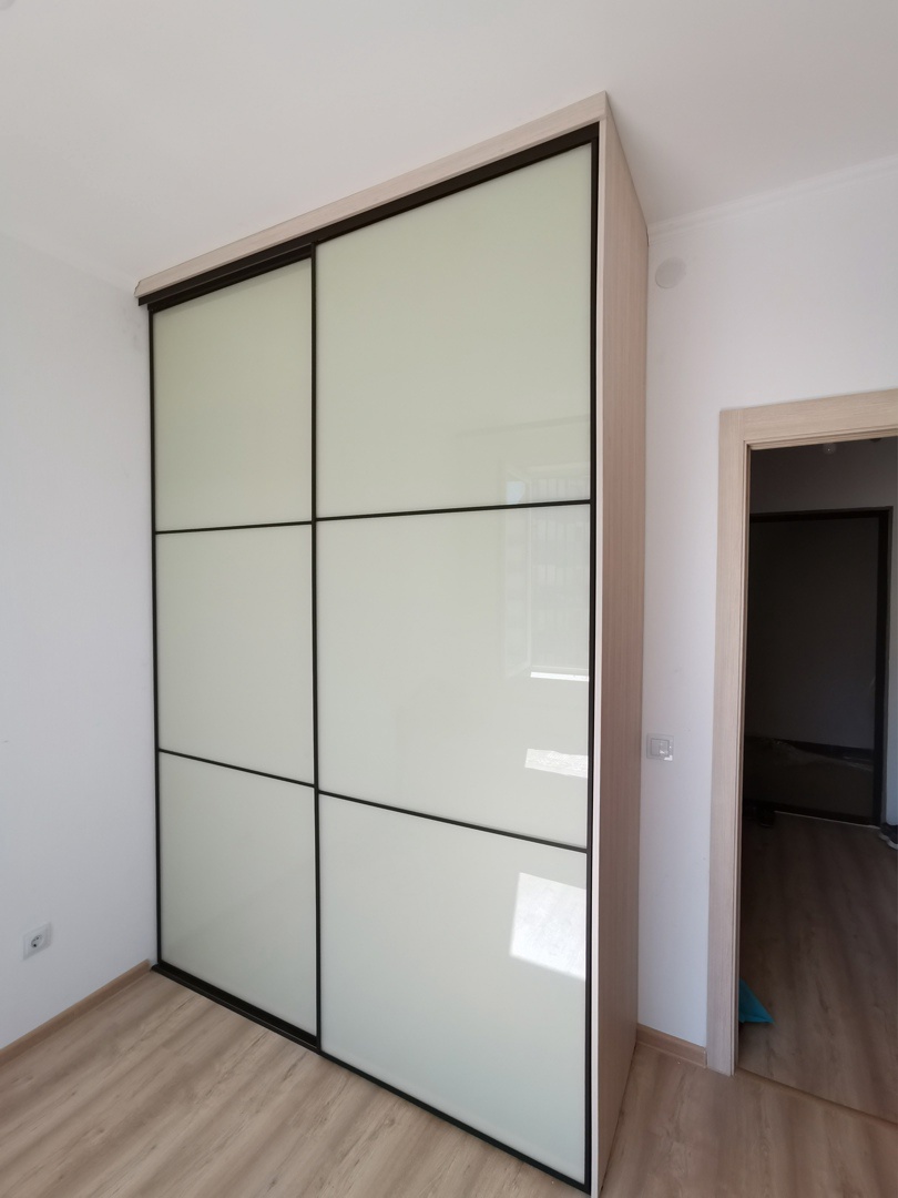 Шкаф-купе глянцевый с черным делителем