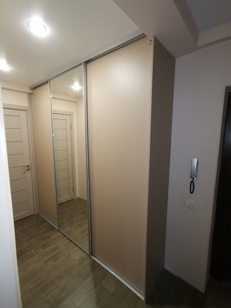 Шкаф-купе с серым профилем