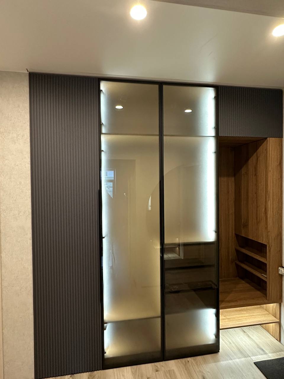 Шкаф с подсветкой