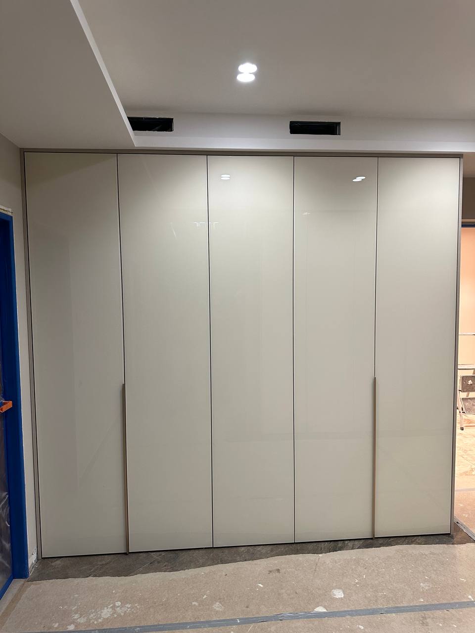 Большой глянцевый шкаф